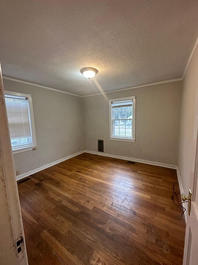Bedroom - 105 King St