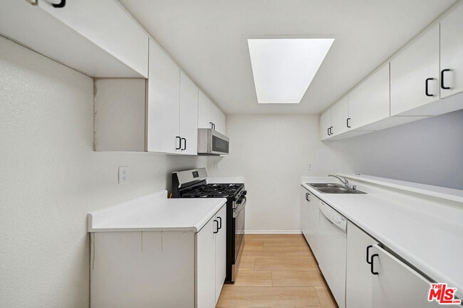 Foto del edificio - 870 Crenshaw Blvd