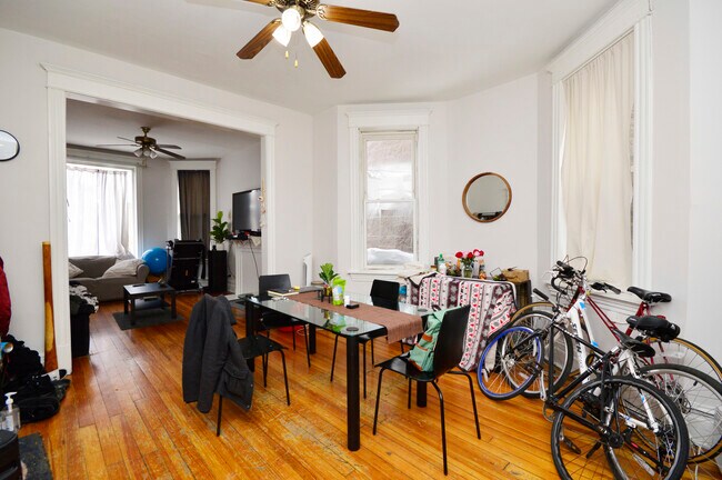 Foto del edificio - 2735 W Potomac Ave