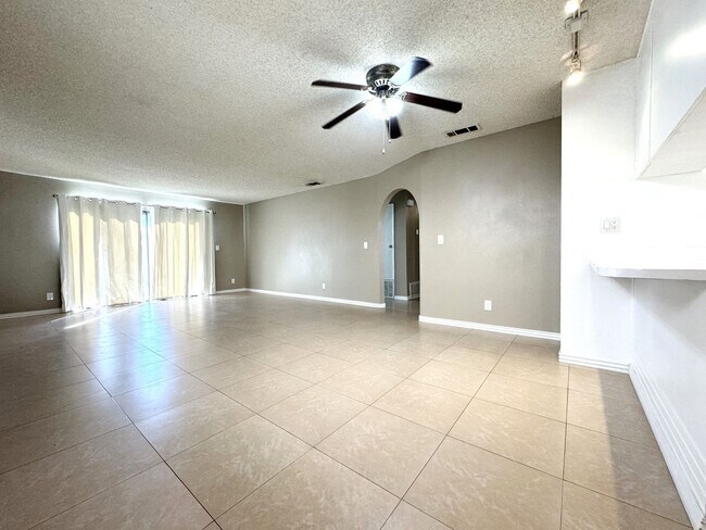 Building Photo - AVAILABLE NOW!! 3 Bed/2 Bath Home in La Qu...