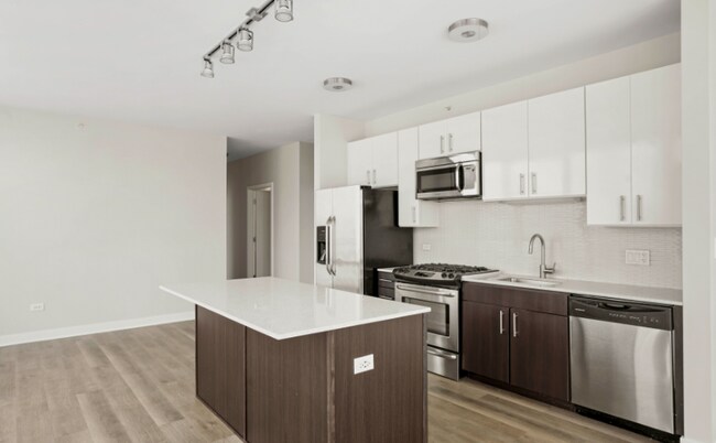 Photo - 711 W Adams St (Chicago, IL) Apartment
