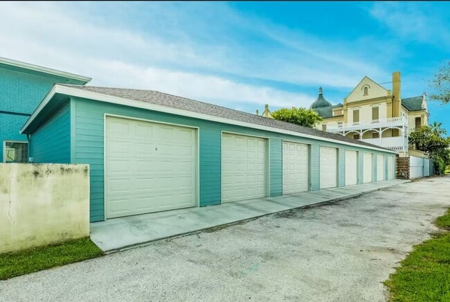 Photo - Experience comfort and elegance - fully fu... House