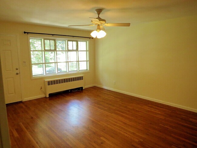 Building Photo - 3 Bedroom Beautiful Ranch