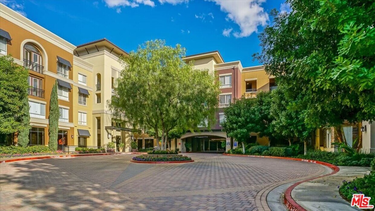 Foto principal - 24535 Town Center Dr