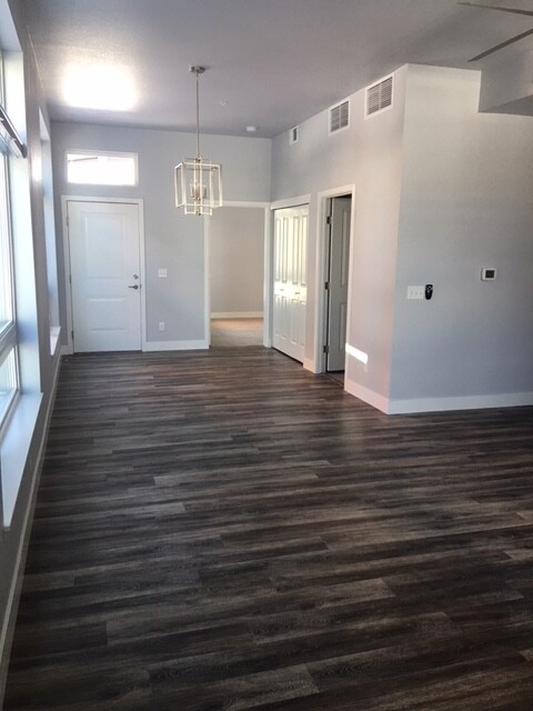 Building Photo - 909 Blondel St