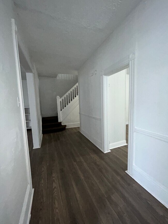 Building Photo - 5 bed 2 bath