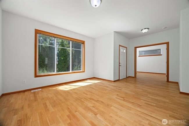 Building Photo - 6214 Malloy Ave