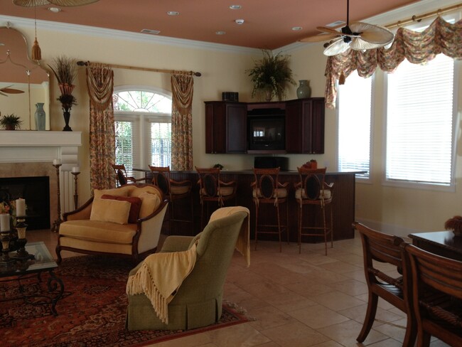 Building Photo - Beautiful Condo in Gated Community! Resort...