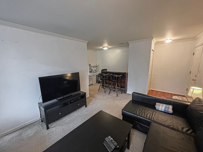 Foto del edificio - Light Filled 2 Bedroom 1 Bath Condo in Bat...