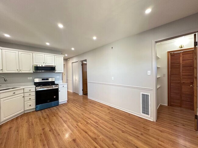 Building Photo - 4020 W Cornelia Ave