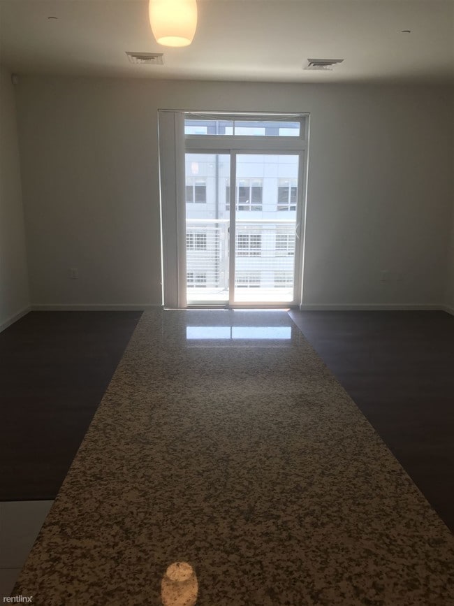 Building Photo - 1 br, 1 bath  - 40 E Pier Dr