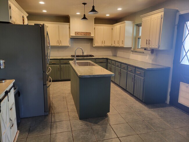 Building Photo - 2112 Bentham Pl