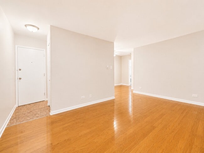 Building Photo - 5920 N Kenmore Ave