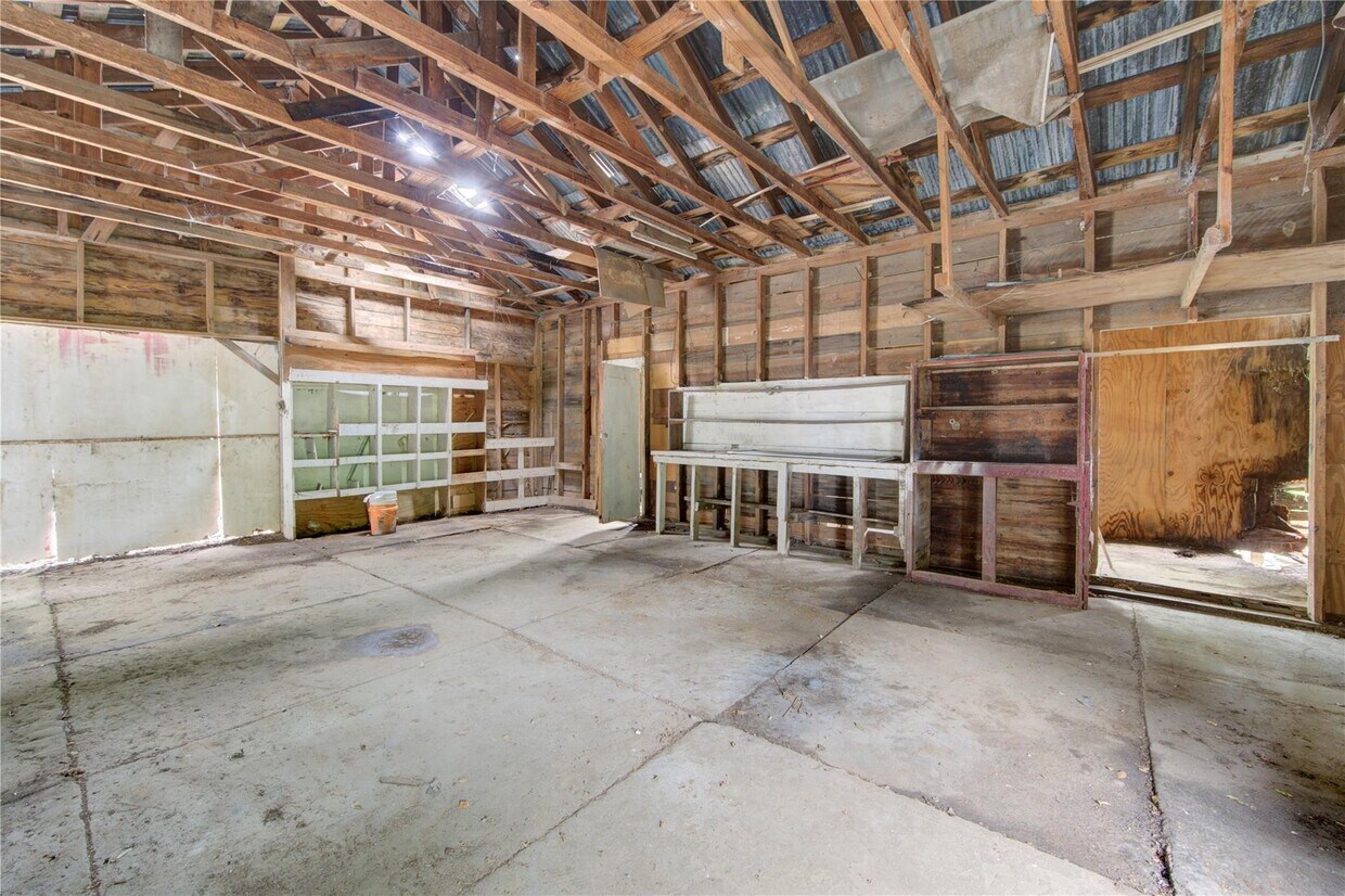 Building Photo - 808 TX-393 Loop