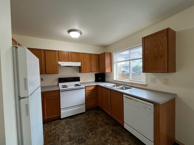 Foto del edificio - Three Bedroom Townhouse Style Unit