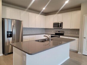 Building Photo - 933 Ravenwood Ln