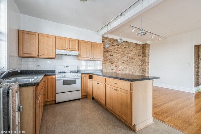 Kitchen - 1450 W Rascher Ave