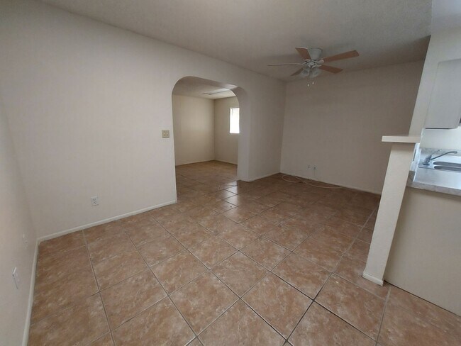 Building Photo - 4 Bedroom Home Close to Shopping!