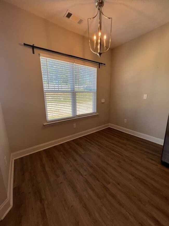 Building Photo - 4 Bedroom, 2 Bath Home in Elias Station
