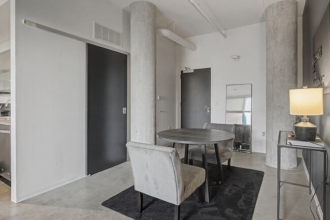 Building Photo - 2115 Yeaman Pl