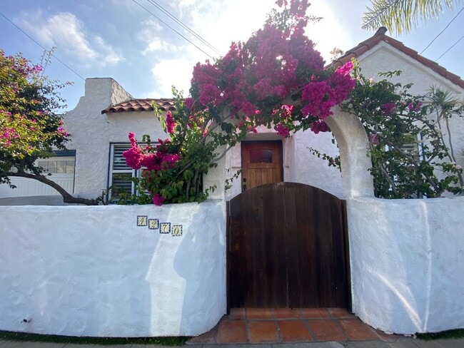 Building Photo - Elegant, Multilevel 3 Bedroom 2 Bathroom in Hillcrest / North Park with Outdoor Space