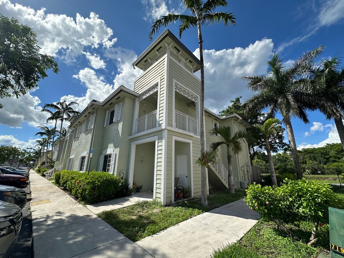 Foto principal - 2641 NE 4th St