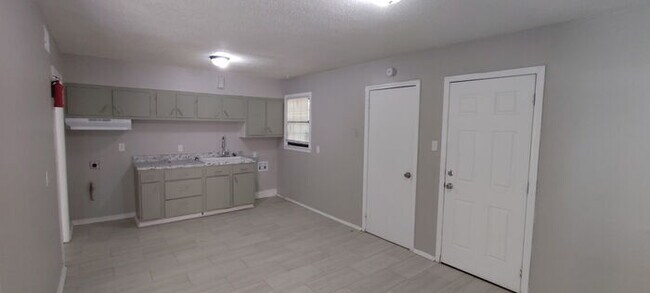 Foto del edificio - A Must See In Frayser! 1/2 OFF FIRST MONTH...
