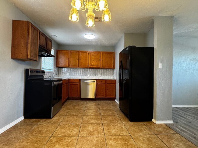 Foto del edificio - 3417 SW Crestview- COMING SOON!