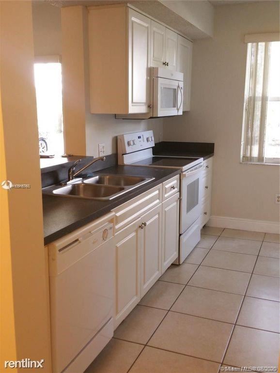Building Photo - 2 br, 2 bath Condo - 9045 Pines Blvd