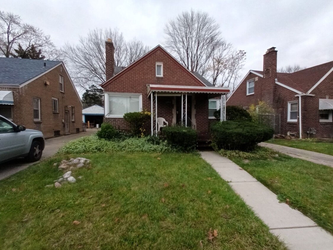 Foto principal - 3 bedroom 1 bathroom on the Westside NOW A...