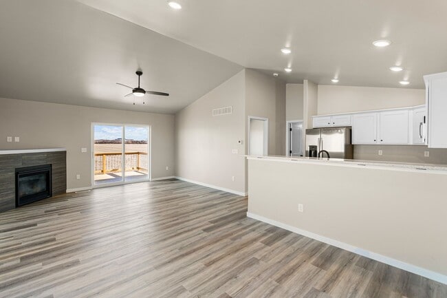 Building Photo - 3 BR Split Foyer