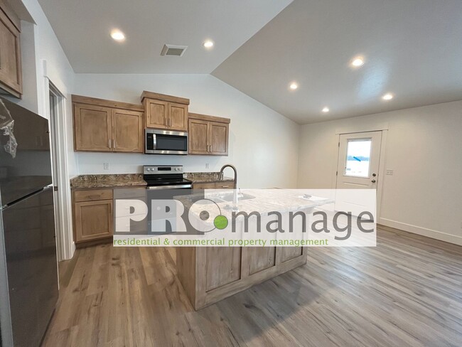 Building Photo - 3 Bed, 2 Bath Town Home w/ 2 Car Garage - BRAND NEW - Idaho Falls