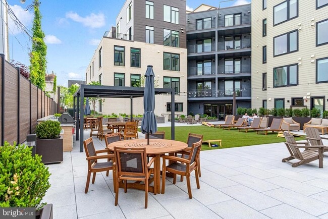 Building Photo - 701 N Henry St