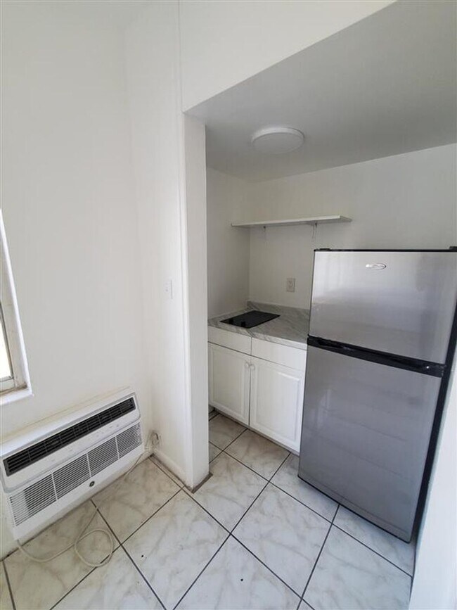 Building Photo - 965-975 Biarritz Drive