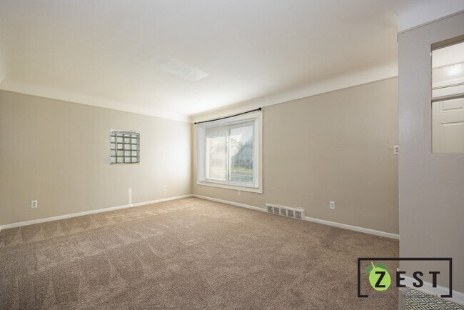 Building Photo - Welcome to this well-maintained 3-bedroom