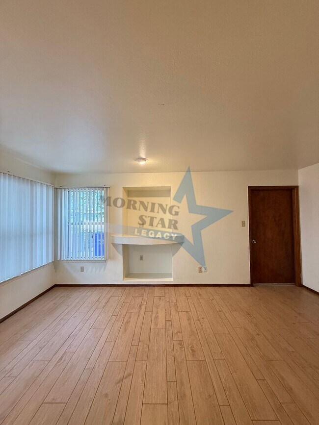 Building Photo - 2 bed townhouse w/garage and enclosed yard!