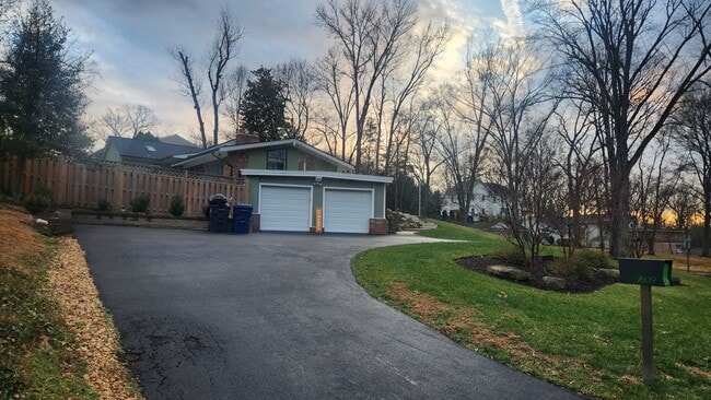 Building Photo - Beautiful Ft Hunt Area Home