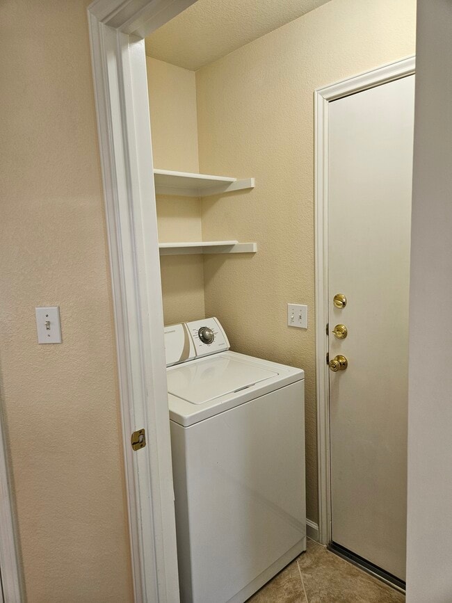 Building Photo - 1002 Woodview Dr