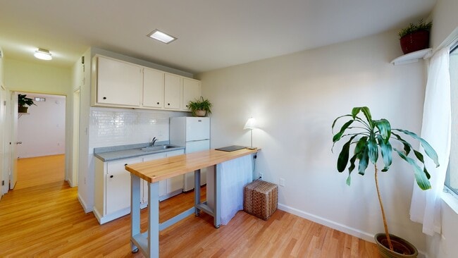 Building Photo - 10838 Holman Ave