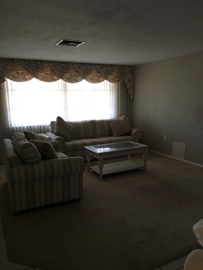 Carpeted living room - 5653 Elkhorn Blvd