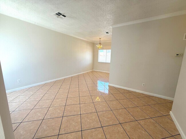 Building Photo - GORGEOUS 3BED/2.5BATH SINGLE FAMILY HOME