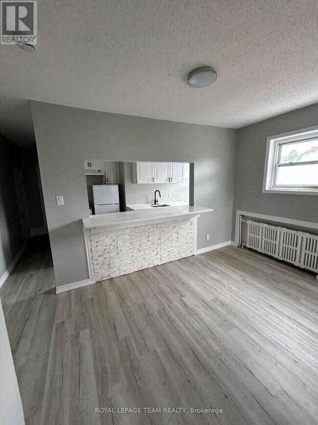 Photo du bâtiment - 883-883 Somerset St W