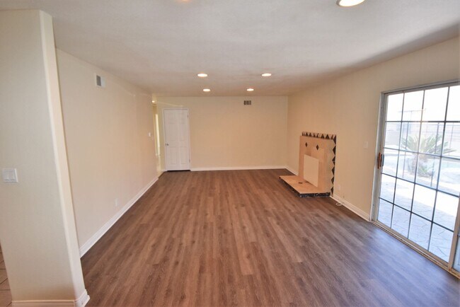 Building Photo - 1103 W Chevy Chase Dr