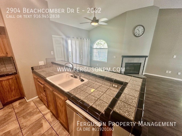 Building Photo - Well Maintained Upper Level Condo in Rockl...