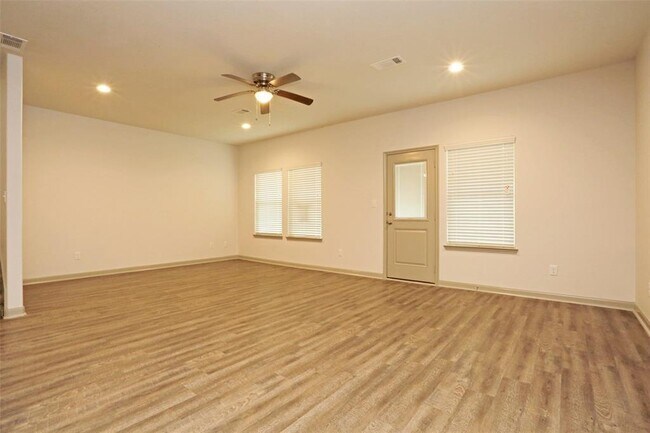 Building Photo - 897 E Semands St