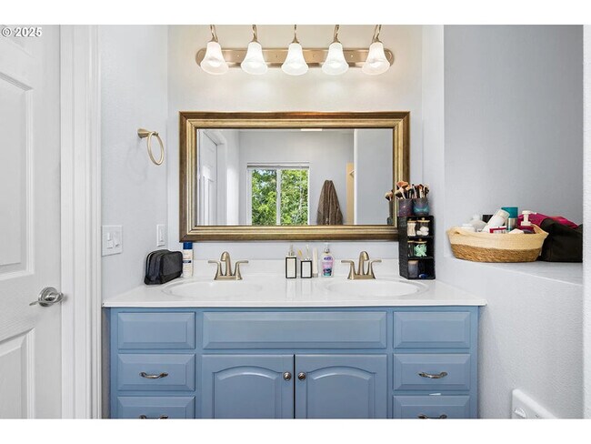 Foto del edificio - THREE BEDROOM THREE BATH ON ONE HALF ACRE IN KELSO