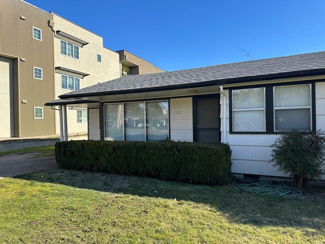 Building Photo - 2 bedroom 1 bathroom duplex in Eugene!