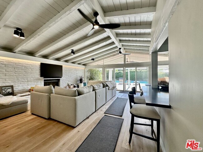 Foto del edificio - 22428 Victory Blvd