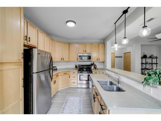 Building Photo - 2565 Franklin Ave