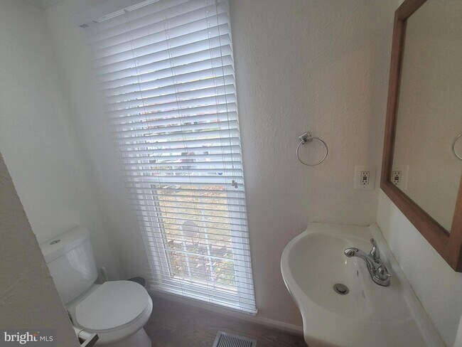 Building Photo - 9446 Cloverdale Ct